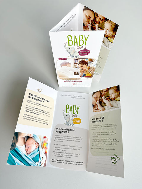 Flyerabbildung aufgeklappt und stehend des Projektes "BabyZeit!" der AWO Region Hannover e.V. Familienbildung