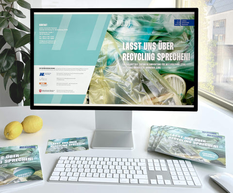 Projektdarstellung am Schreibtisch mit Recyclingbroschüren und Postkarten der ZEW "Zentrale Einrichtung für Weiterbildung" der Leibniz Universität Hannover